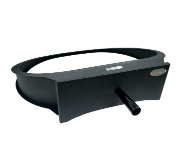 Een zwart object met een gat in het midden op een witte achtergrond.