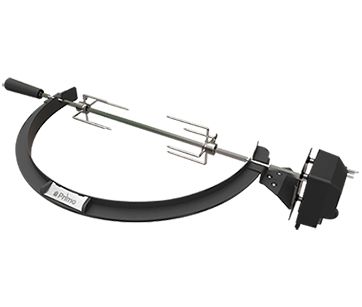 A close up van een rotisserie op een witte achtergrond.