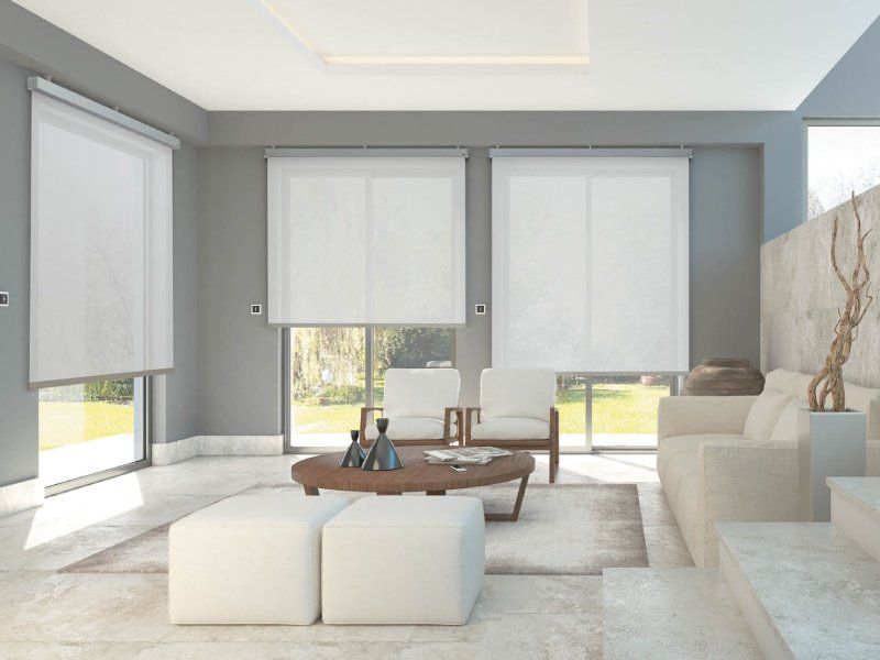 vetrata con tende tecniche bianche