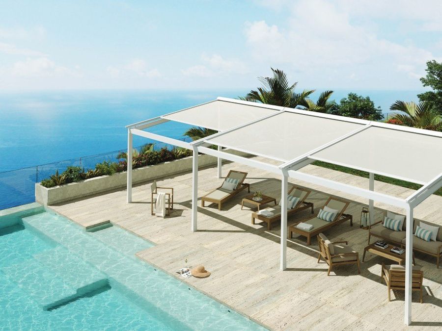 tettoia a bordo piscina con tende da sole idrorepellenti