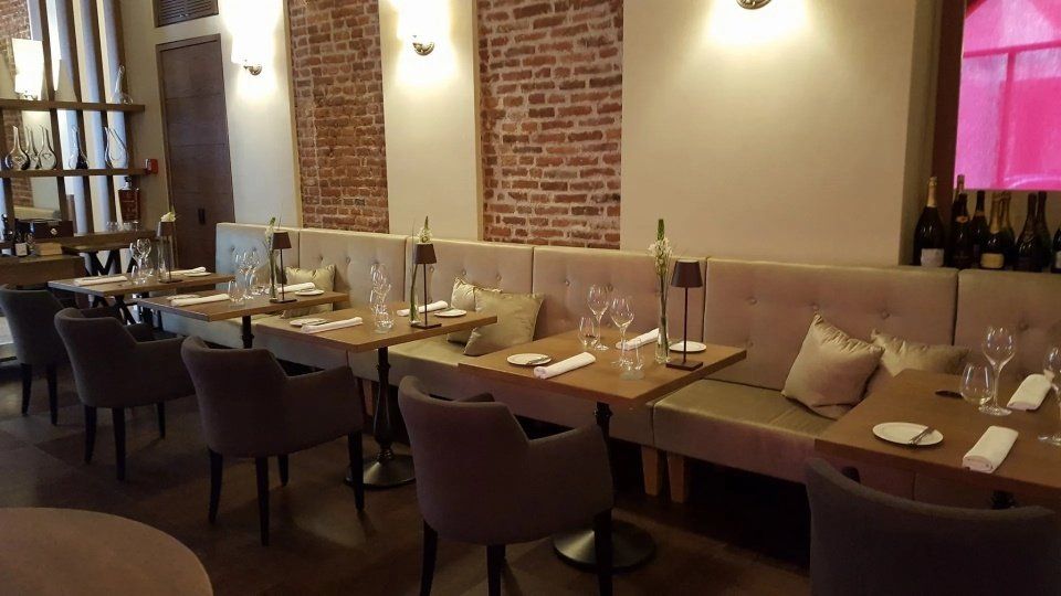 poltrone imbottite all'interno di un ristorante