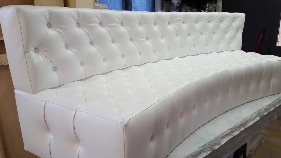 divano imbottito di colore bianco