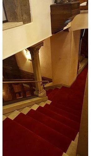 dettaglio scala hotel tappezzata