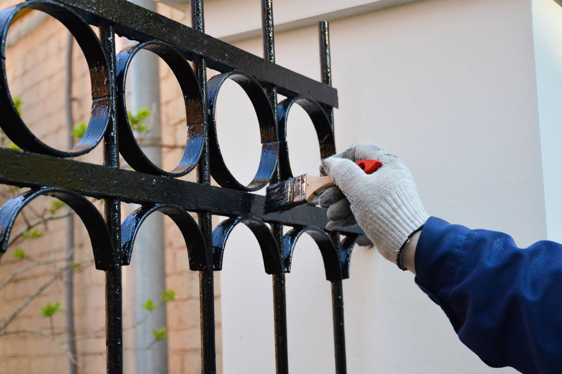 Painting a wrought iron fence near Flint, Grand Blanc, Fenton, Clarkston, Waterford, and Lapeer, Mic