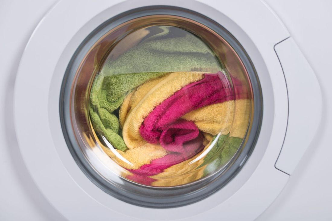 Asciugamani colorati dentro lavatrice