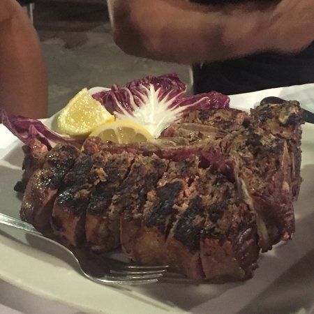 Ristorante con piatti tipici toscani