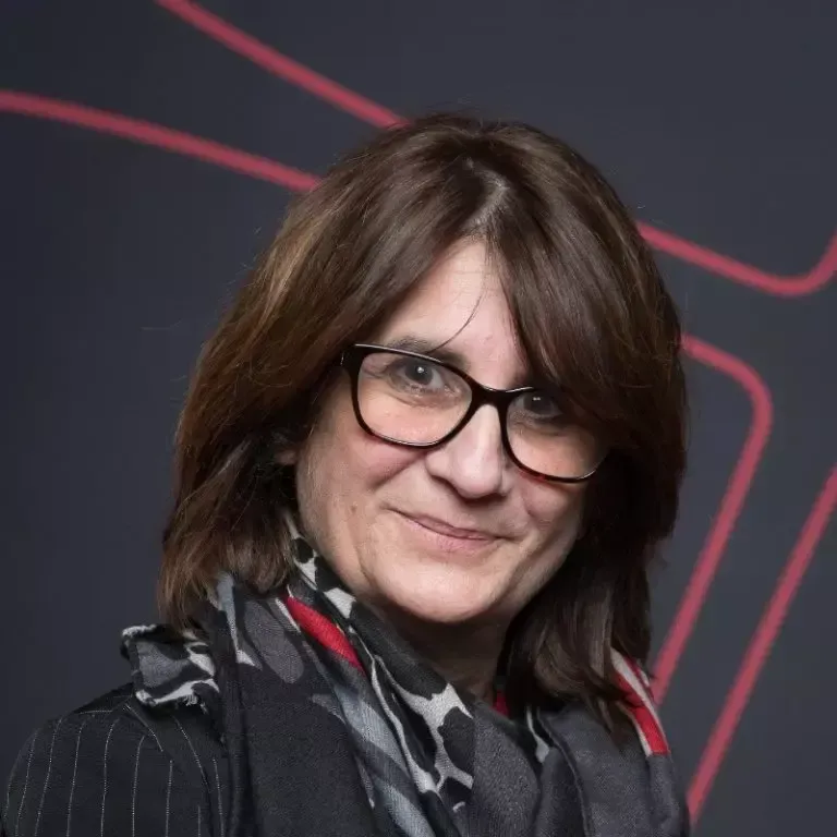 Muriel Pedron, Reponsable Qualité de vie Professionnelle du groupe Actual. Femme avec des cheveux marrons, des lunettes noires et une écharpe, qui sourit.