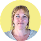 Femme d'une quarantaine d'années cheveux blond sur un fond jaune