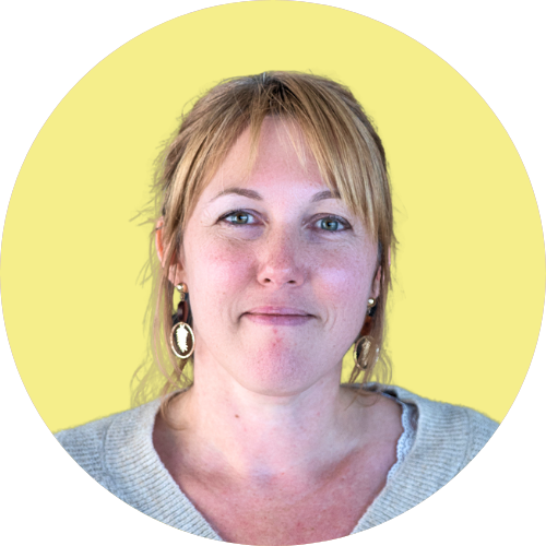 Femme d'une quarantaine d'années cheveux blond sur un fond jaune