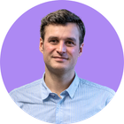 homme souriant sur fond violet