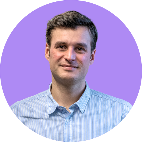 homme souriant sur fond violet