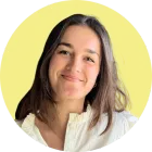 Femme aux cheveux bruns et au sourire doux sur fond jaune.