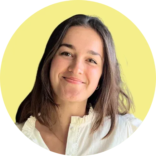 Femme aux cheveux bruns et au sourire doux sur fond jaune.