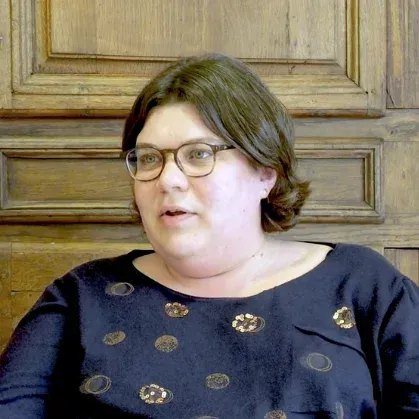 Femme aux cheveux marron, courts, avec des lunettes. Blandine est soignante en EHPAD à la Fondation Partage et Vie