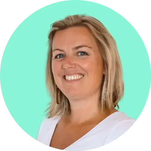 Femme blonde souriant à la caméra, portant un haut blanc, sur fond de cercle turquoise.