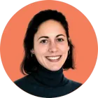 Femme aux cheveux noirs, souriant à la caméra, portant un col roulé foncé, sur fond de cercle orange.