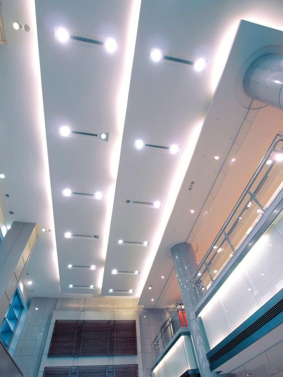 illuminazione a LED sul soffitto di un centro commerciale