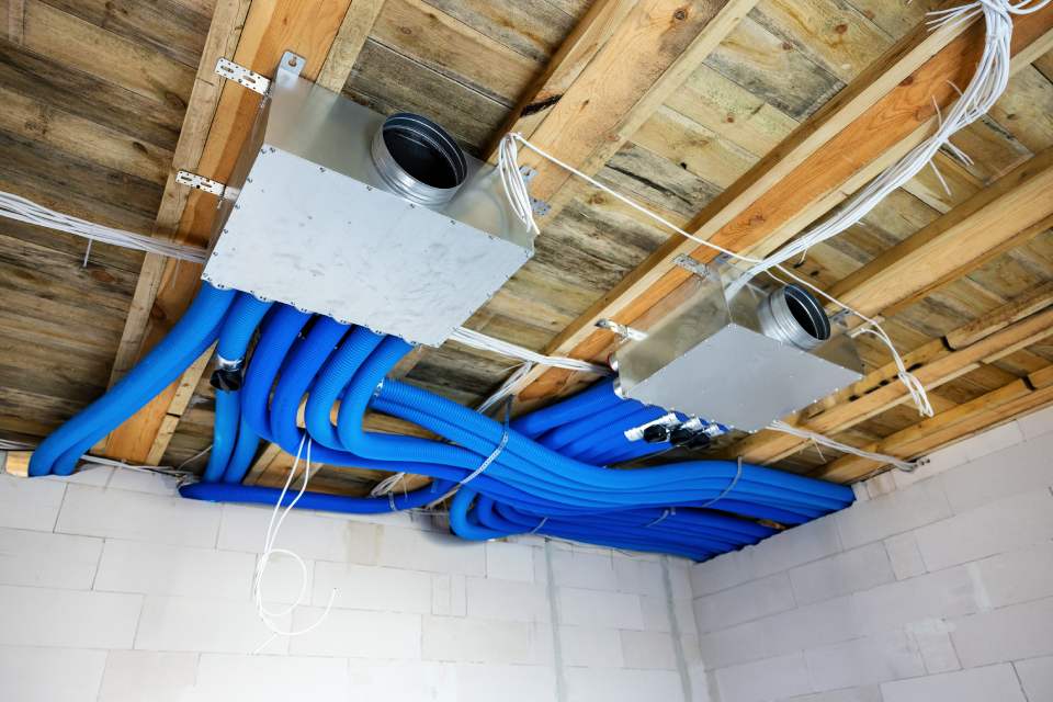 tubi blu di un impianto sul soffitto per caldaie sostituzione bologna