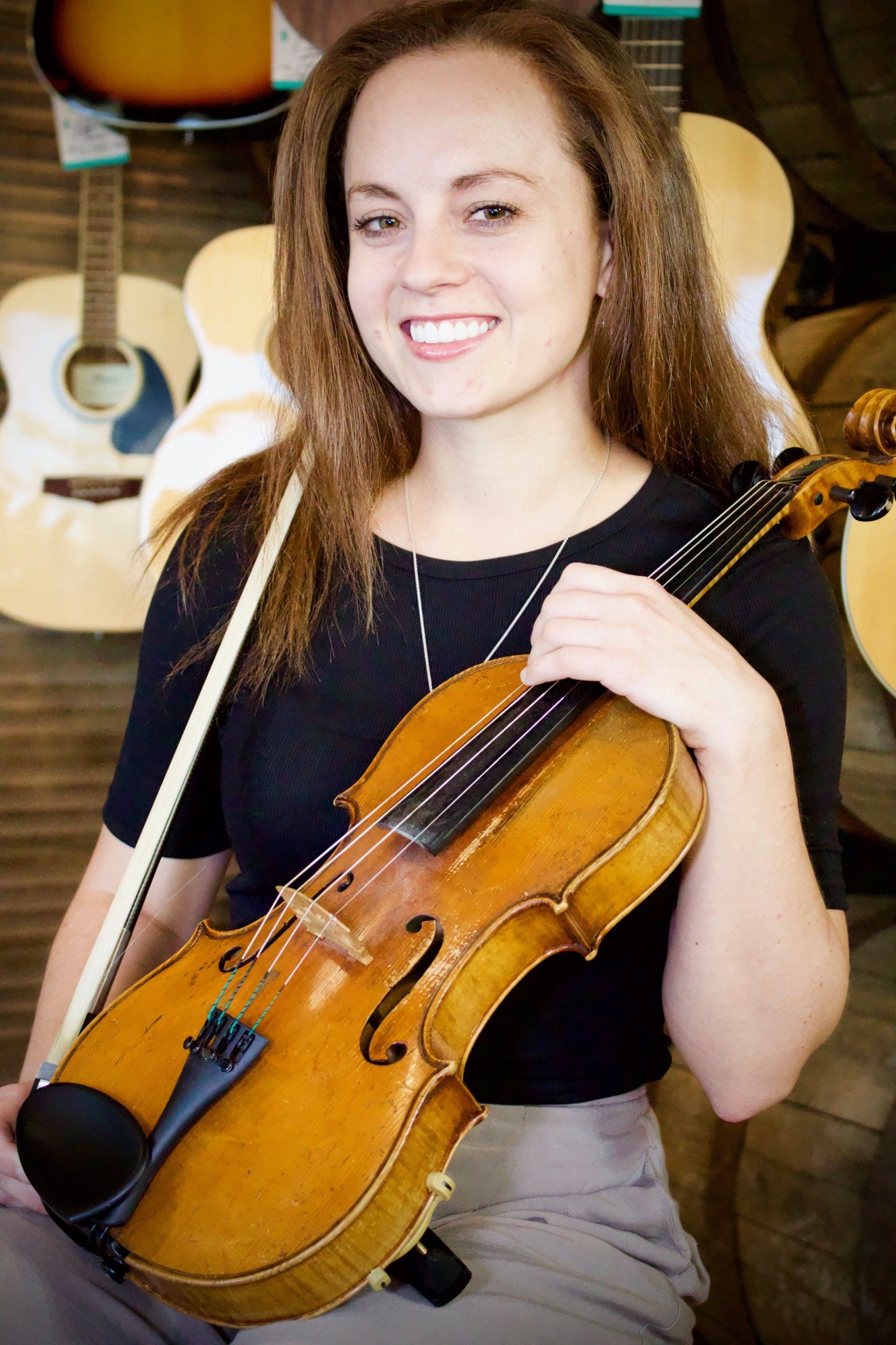 Dr. Lauren Miller  teaches viola lessons and violin classes at OC Music in RSM