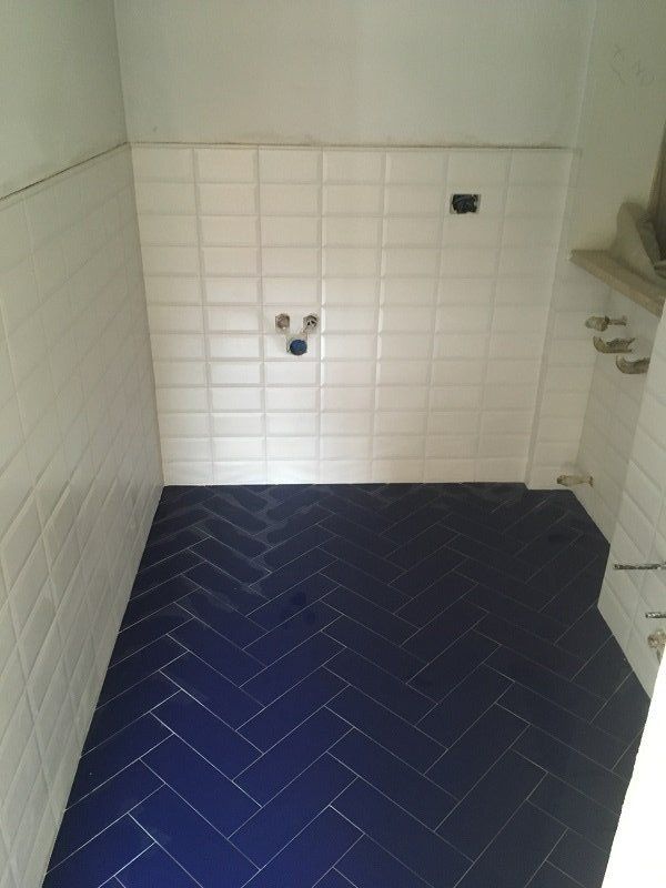 Pareti di bagno blu e bianca