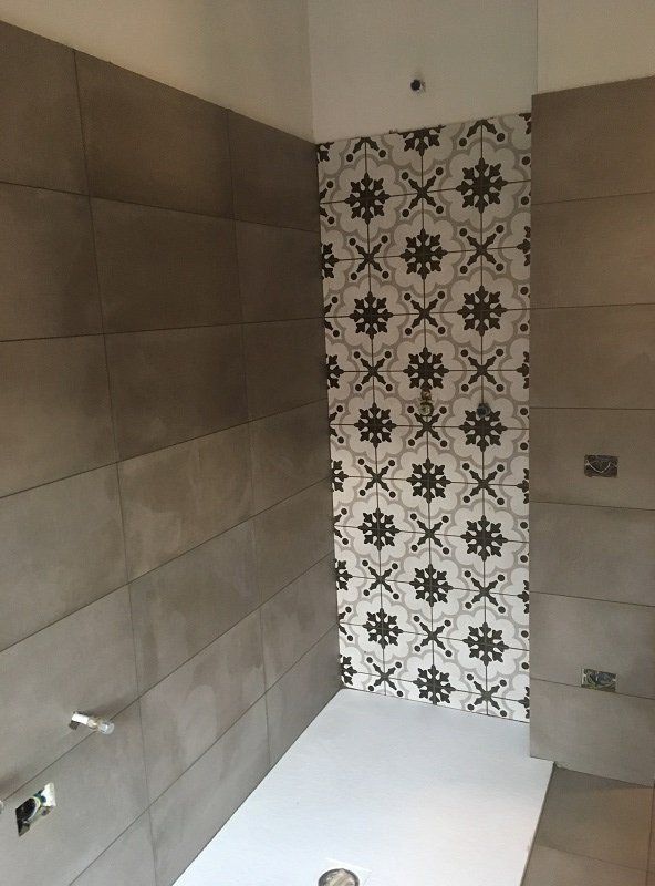 Bagno con piastrelle di design