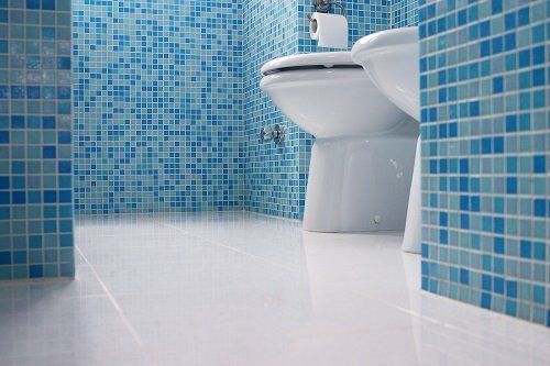 Bagno con piastrelle azzurre