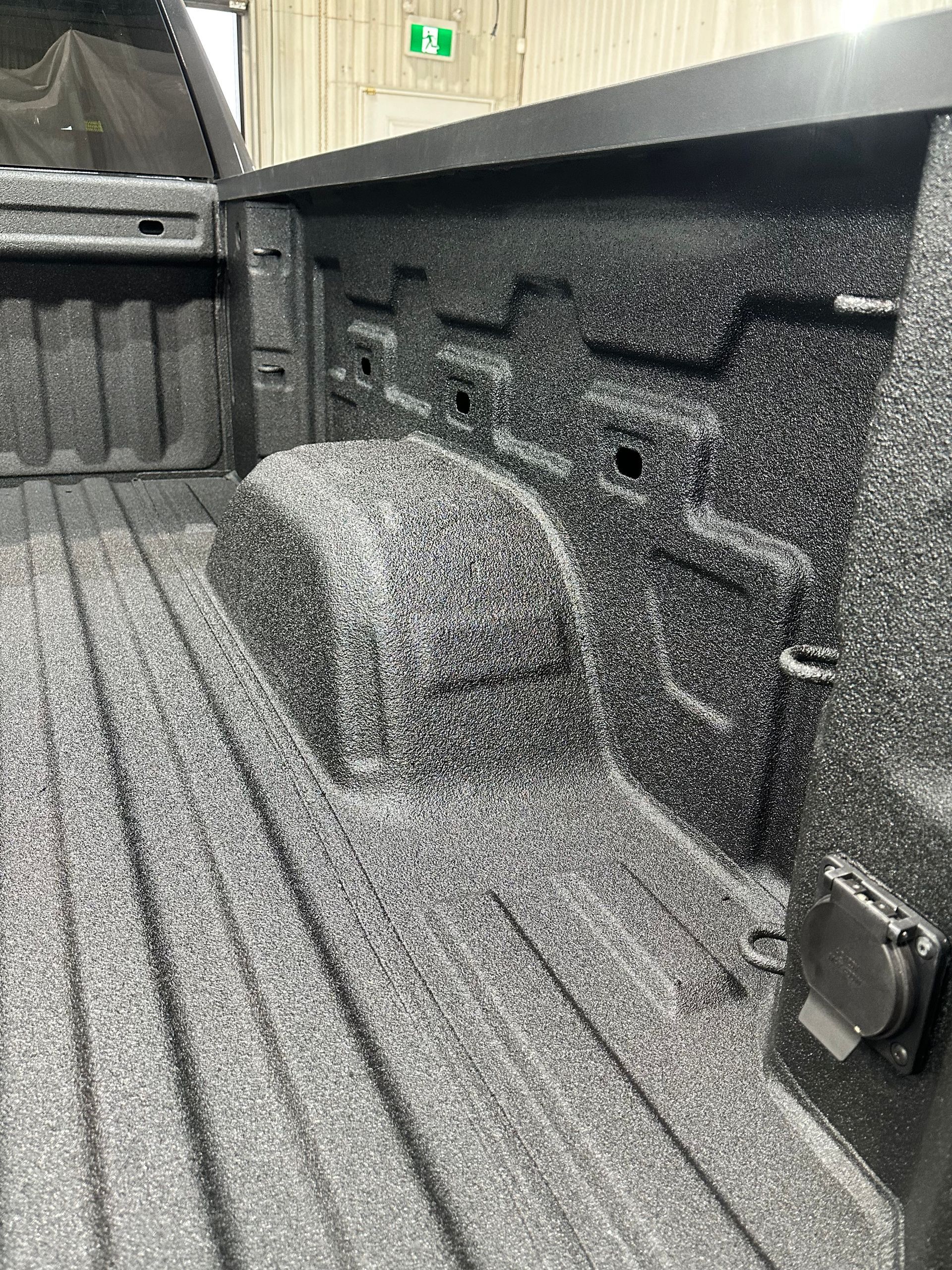 Plateforme de camion avec revêtement noir texturé.