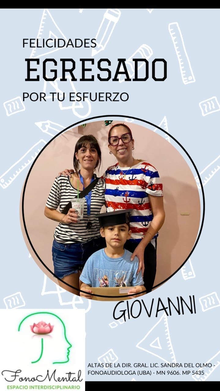 Texto felicitando a Giovanni por su graduación, foto de tres personas, logo verde.