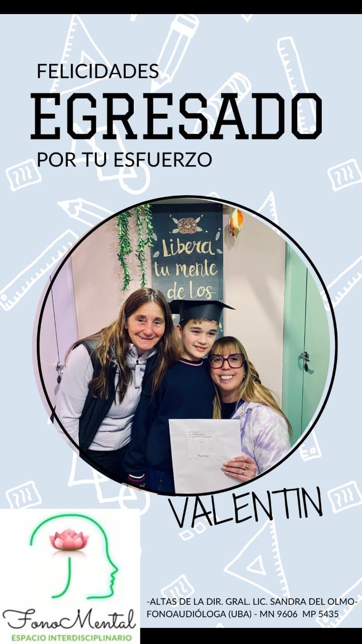 Tarjeta de graduación con tres personas: una con birrete y un certificado; las otras dos sonriendo. 