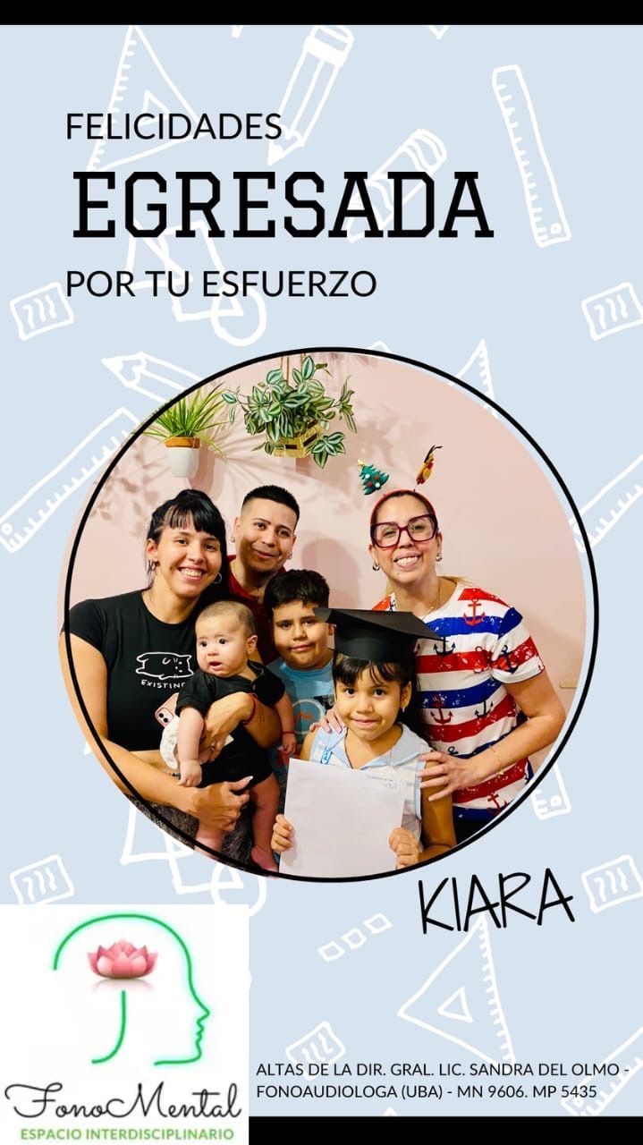 Familia celebrando a una graduada, Kiara, con el texto 