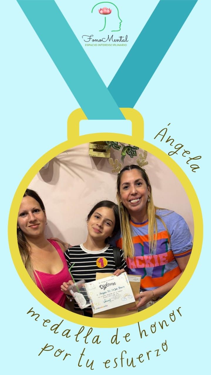 Gráfico de medalla con tres personas, una de ellas con un certificado. Texto: 