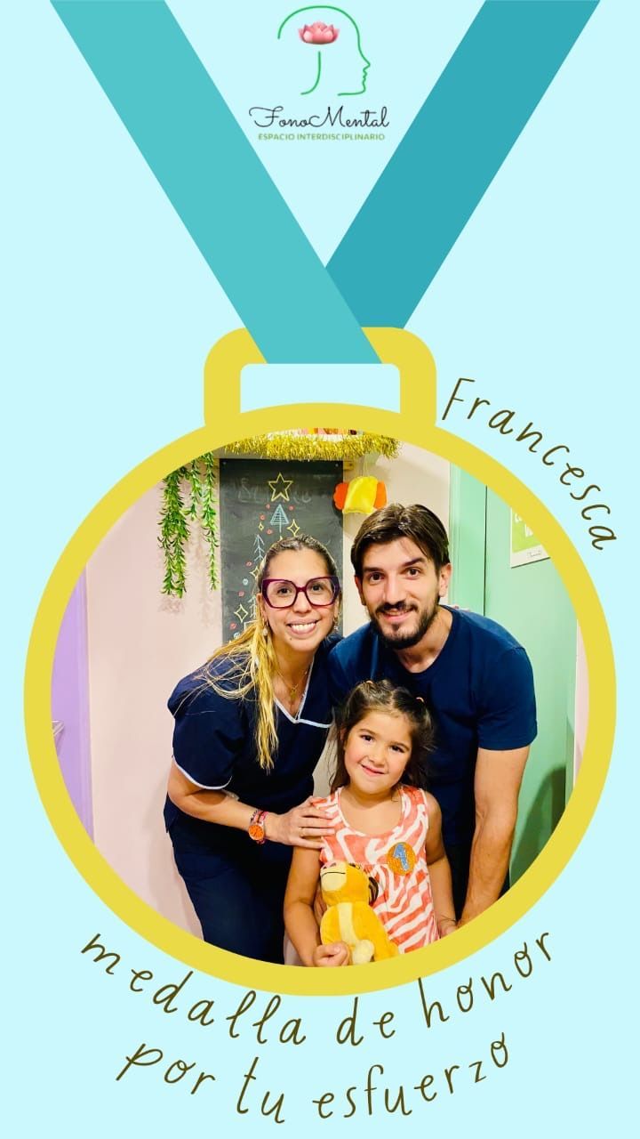Gráfico de medalla con foto familiar. Texto: «Francesca, medalla de honor por tu esfuerzo». Colores azul pálido y amarillo.