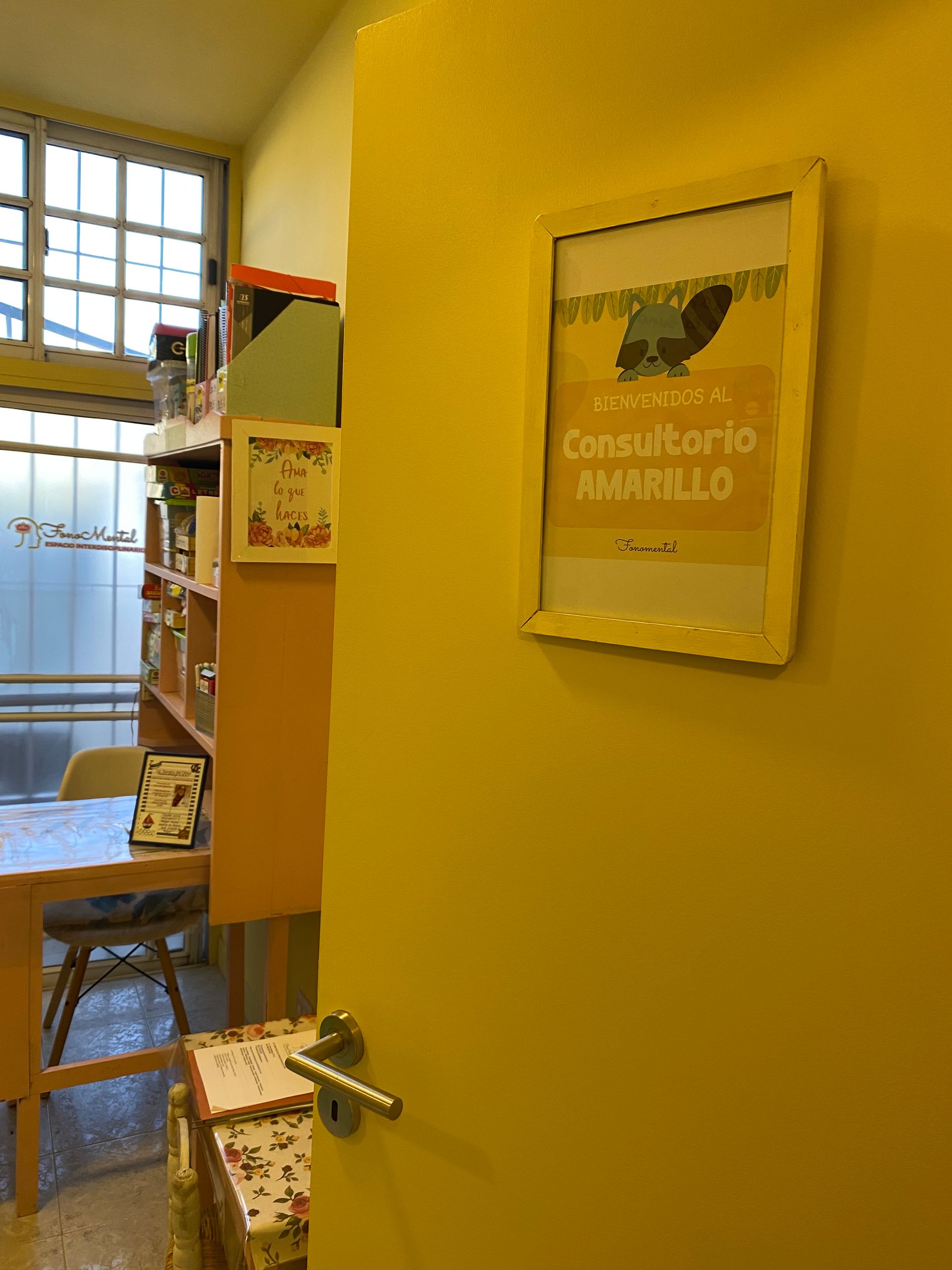 Sala amarilla con letrero 