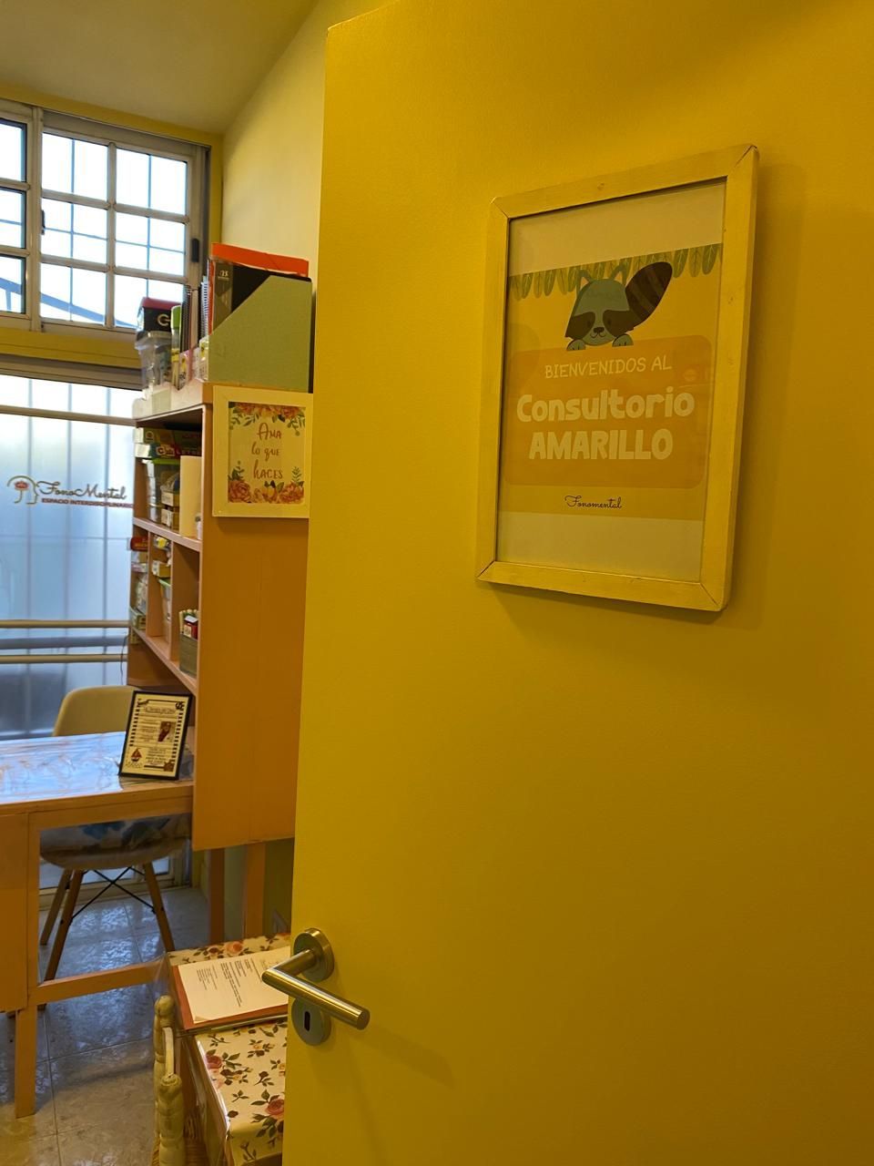 Habitación amarilla con puerta. El letrero dice 