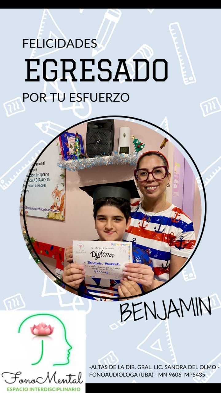 Imagen de una persona y un niño sosteniendo un diploma con el texto 