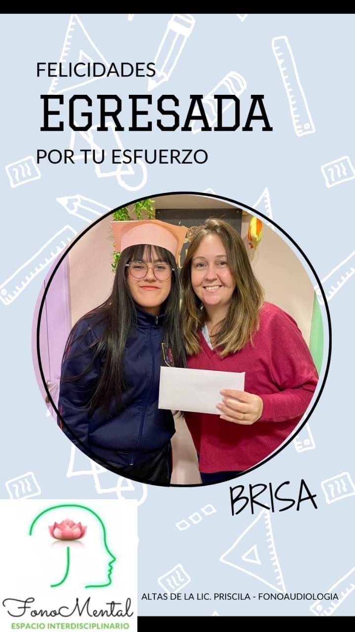 Dos mujeres sonriendo, una sosteniendo un sobre, mensaje de felicitación de graduación.