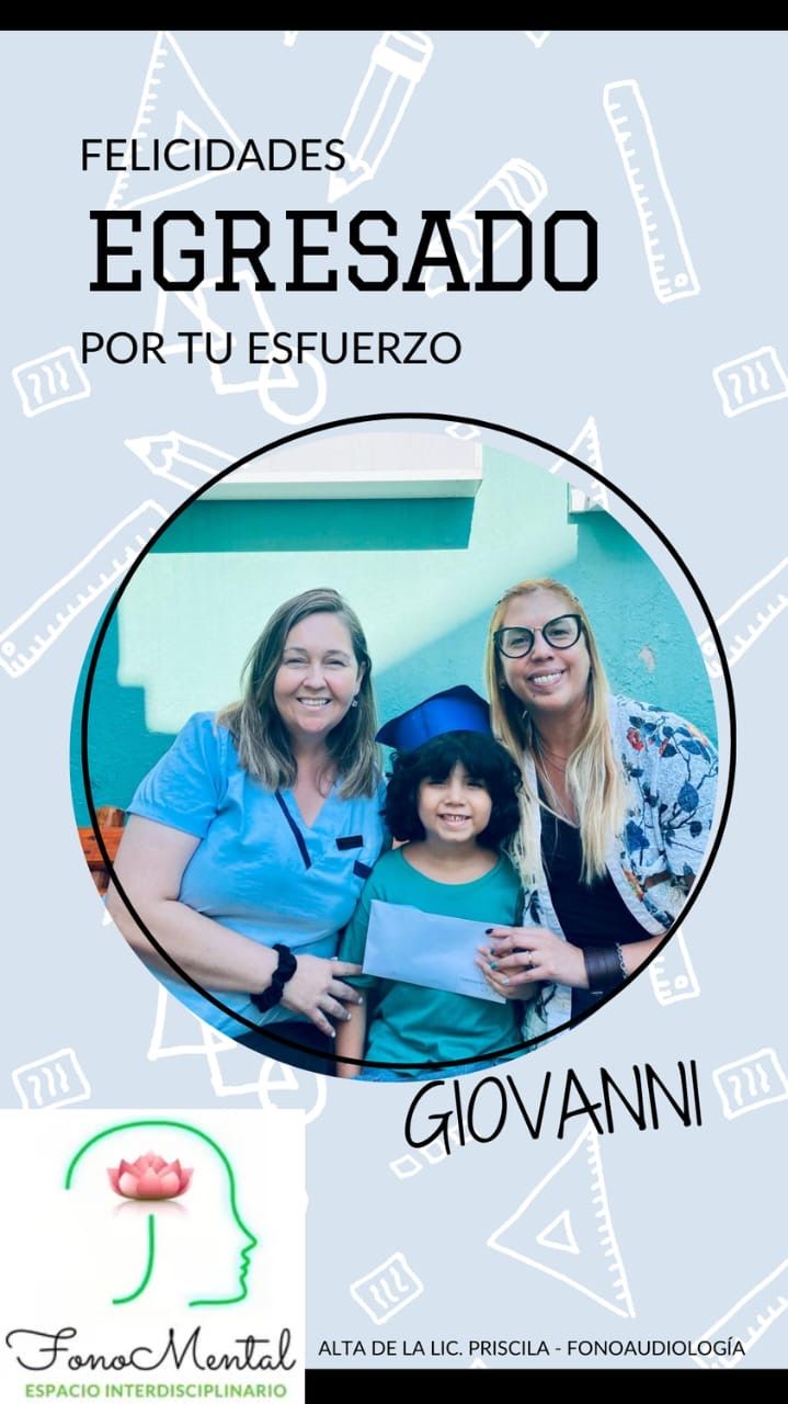 Foto de graduación: un niño con birrete y dos mujeres sosteniendo su certificado. Texto 