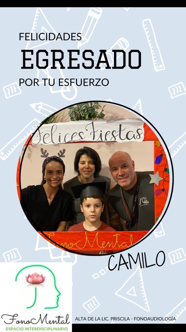 Tarjeta de graduación. Foto familiar dentro de un círculo. Texto 