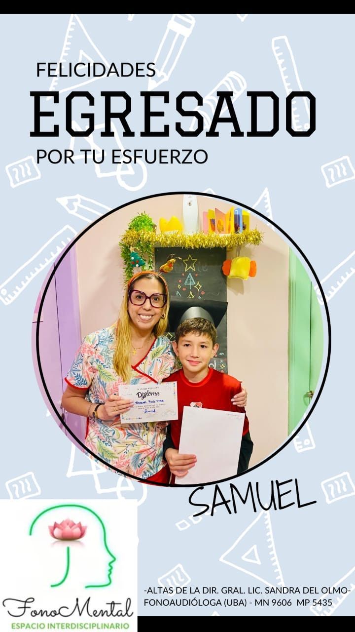 Mujer con un niño celebrando su graduación con certificados. Texto 