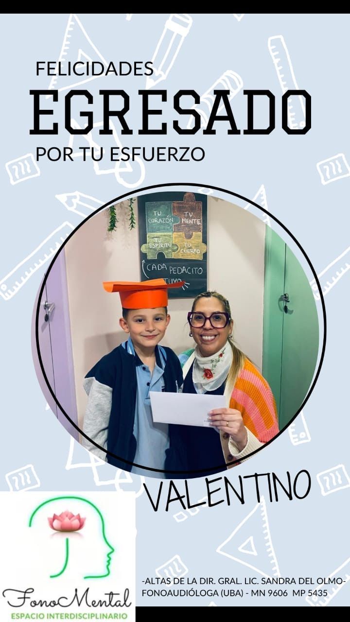 Un niño con un birrete de graduación y un adulto sosteniendo un papel, gráfico de felicitación