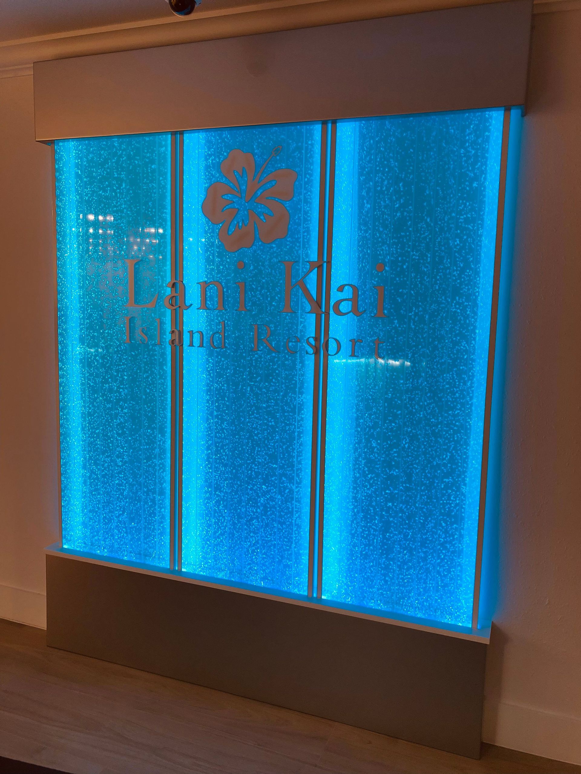 Illuminated bubble wall with 