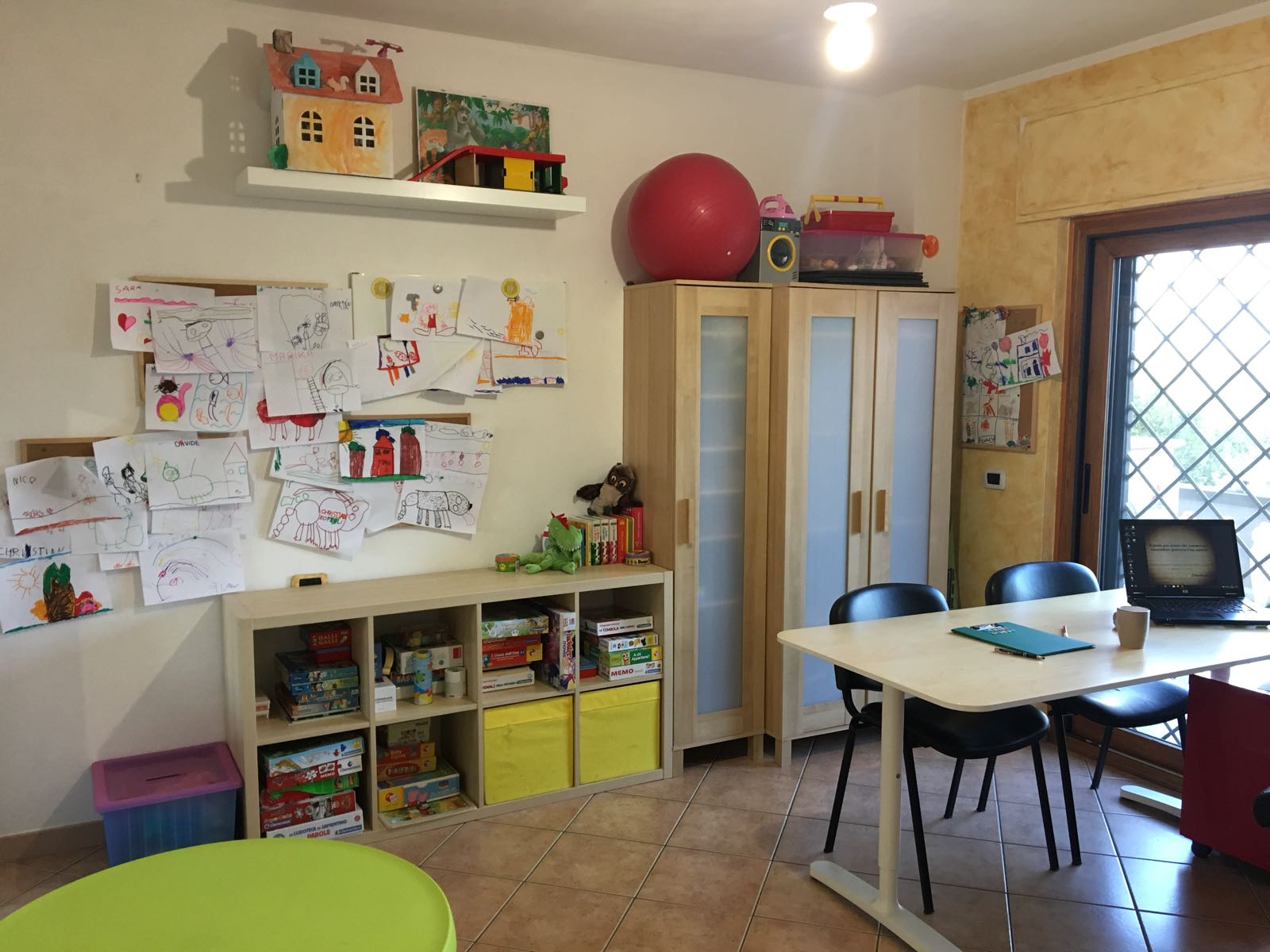 Interno dello studio con area giochi