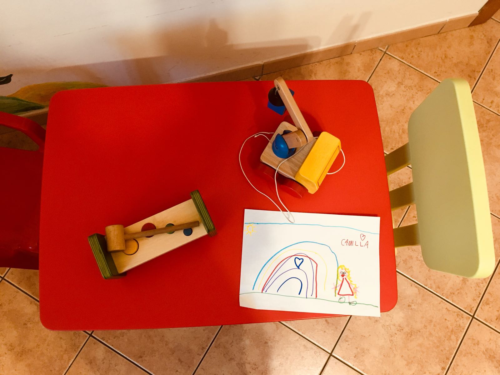 giocattoli in legno su un tavolo