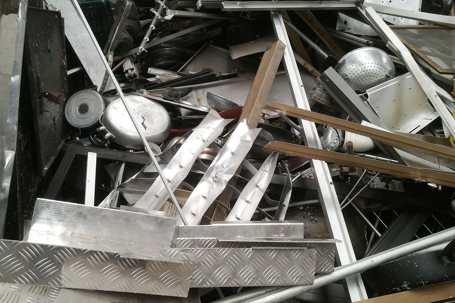 stoccaggio e cernita metalli di scarto