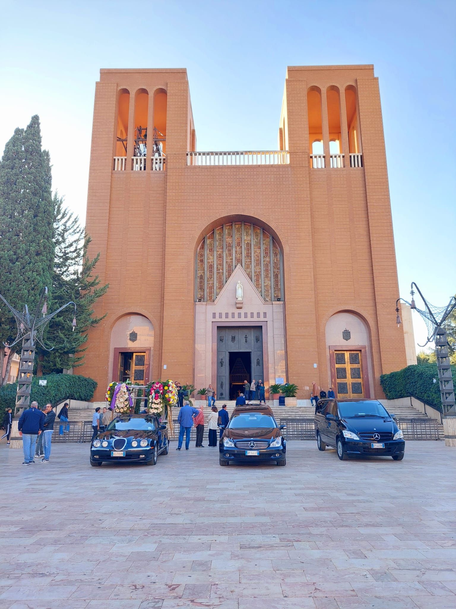autofunebri davanti alla chiesa