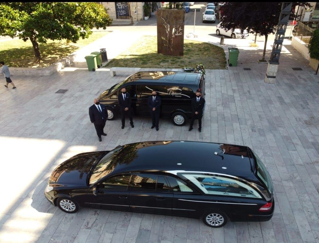 autofunebri davanti alla chiesa