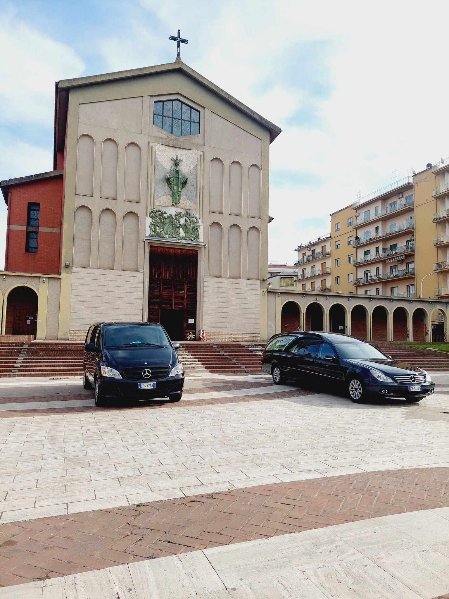 autofunebri davanti alla chiesa