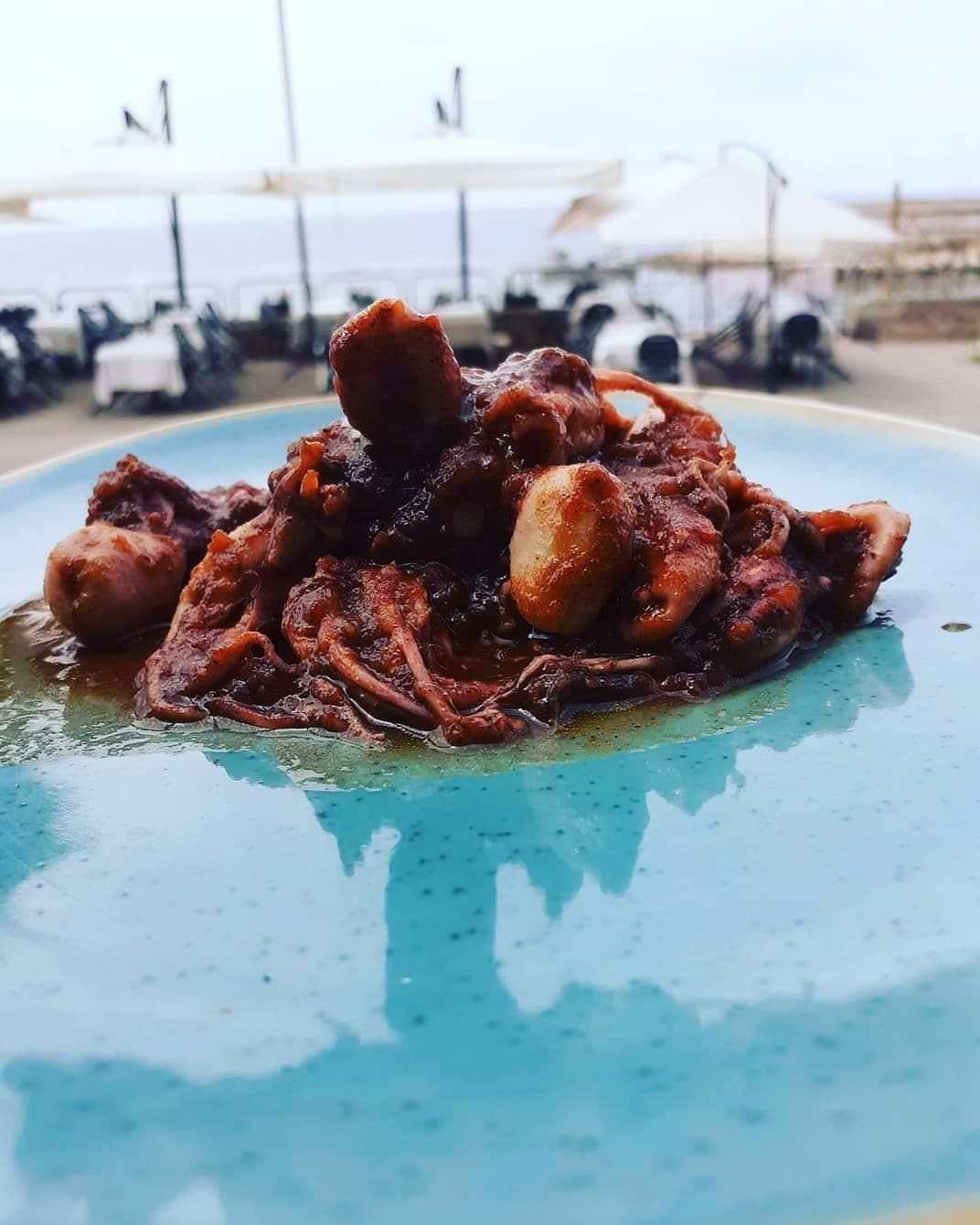 Un primo piano di un piatto di cibo con ombrelli sullo sfondo