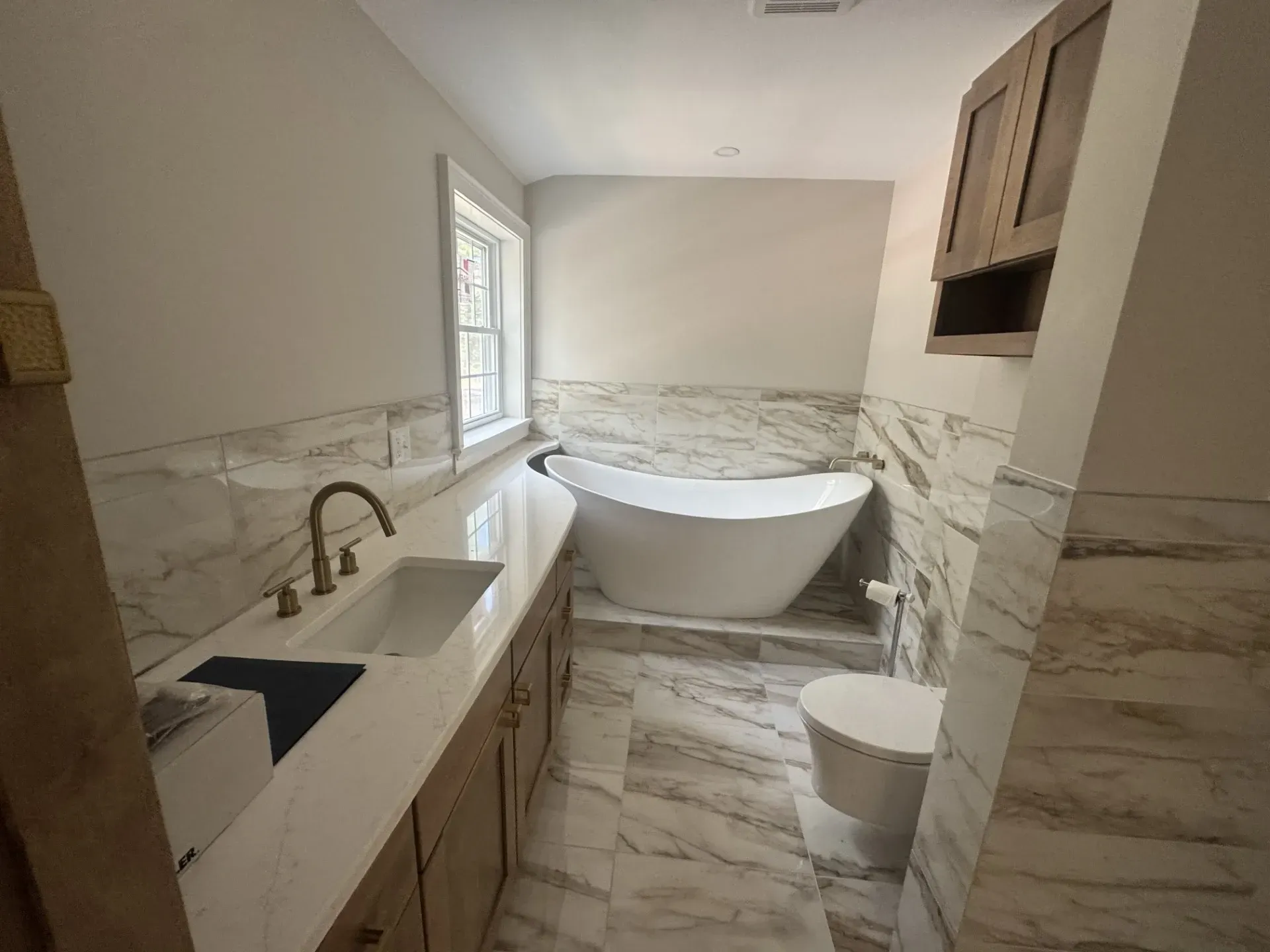A bathroom with a tub , sink and toilet