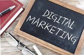 A blackboard with the words `` digital marketing '' written on it.